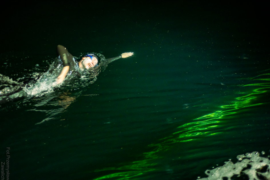 Bartłomiej Kubkowski podczas nocnego pływania