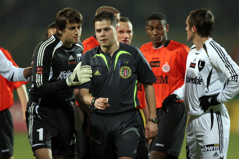 W meczu Legia · Zagłębie Lubin 1:2 2 maja 2007 r. sędzia Hubert Siejewicz (z lewej) próbujący z nim dyskutować bramkarz gospodarzy Łukasz Fabiańskimiał słabszy moment, ale ostatecznie podjął właściwą decyzję, nie uznając gola na 2:2 Rogera Guerreiro