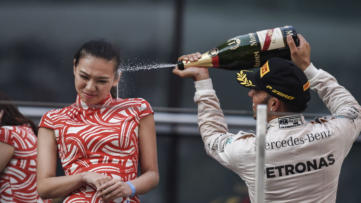 Lewis Hamilton z hostessą