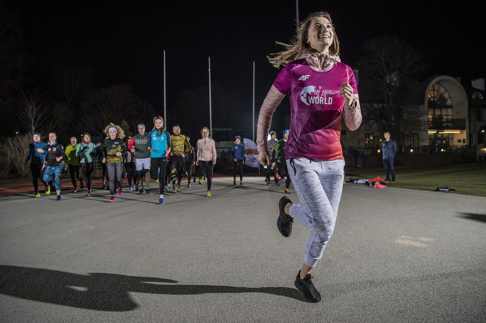 Martyna Kotwiła, ambasador marki 4F, podczas rozgrzewki przed biegiem Wings for Life World Run.