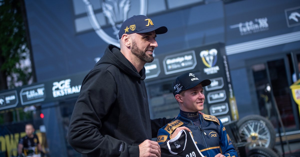 Gwiazda NBA gościem podczas meczu w Łodzi. Tak przywitał się ze Skrzydlewskim