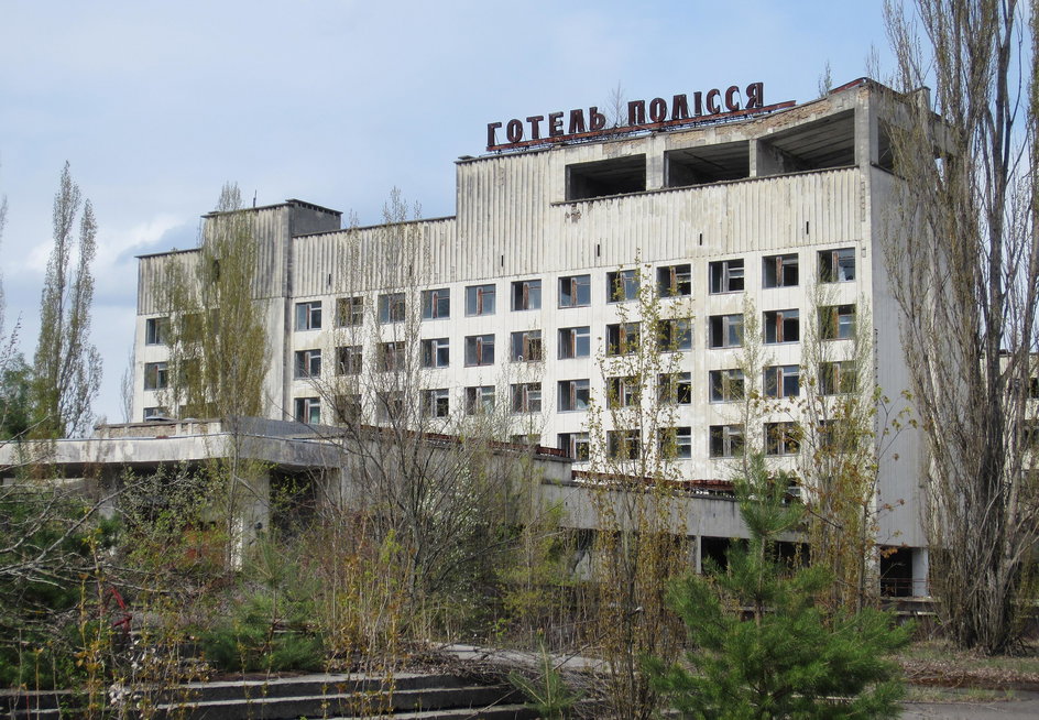 Prypeć to dziś opuszczone miasto. Na zdjęciu dawny hotel "Połissja" (Polesie). Fot. AFP