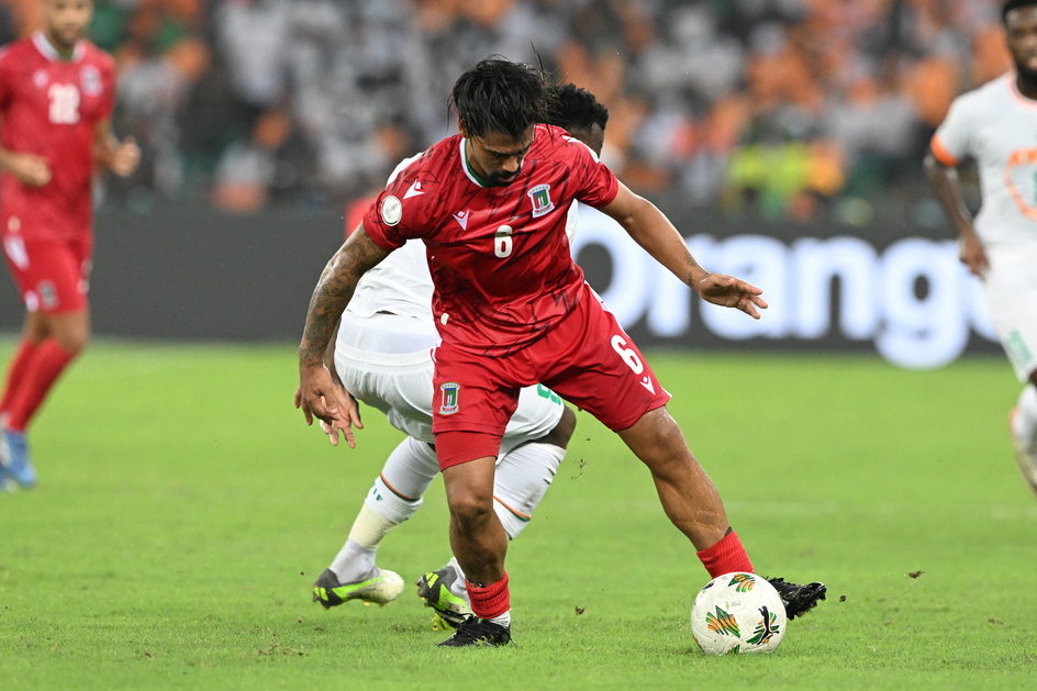 Iban Salvador (w czerwonym stroju) w meczu z Gwineą