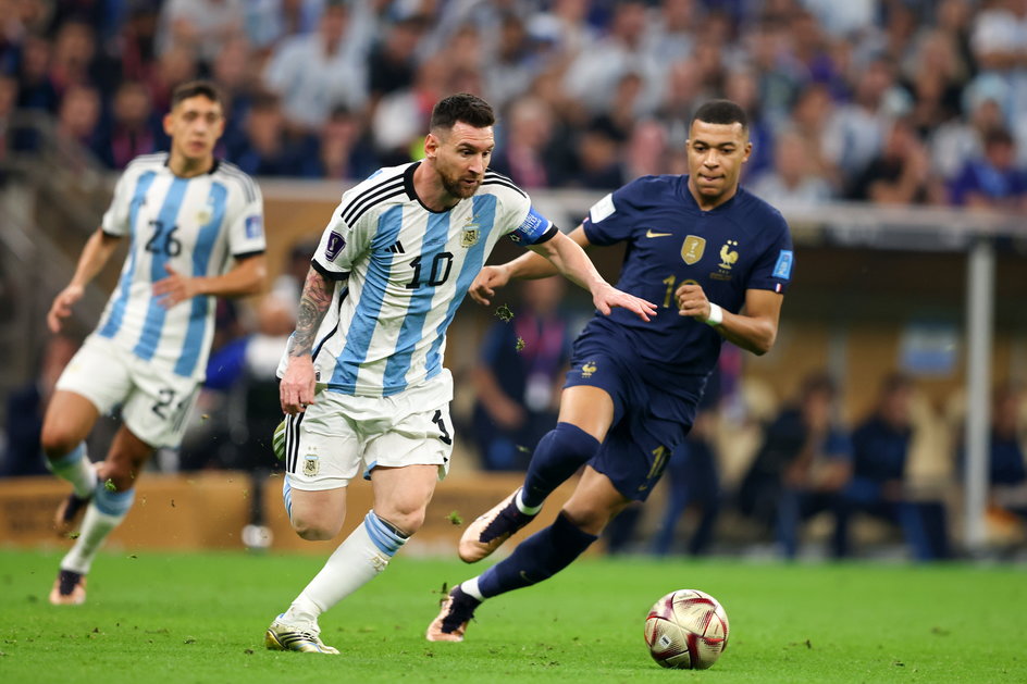 Wkrótce Leo Messi (z lewej) i Kylian Mbappe będą wspólnie walczyć o sukcesy PSG. W finale mundialu więcej powodów do radości miał Argentyńczyk. Nagrodą pocieszenia dla 24-latka jest korona króla strzelców. 