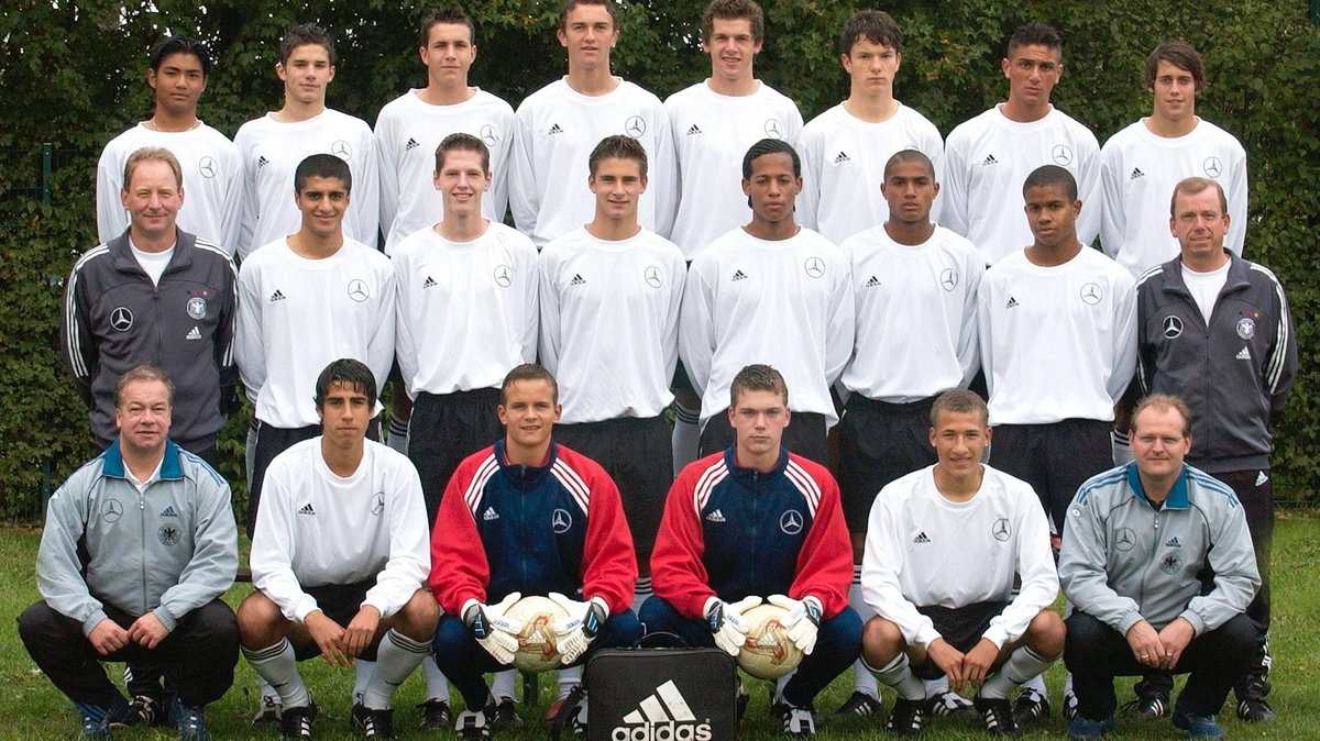 Reprezentacja Niemiec do lat 17 (2003 r.): Burak Karan drugi z prawej w górnym rzędzie, Sami Khedira drugi z lewej w dolnym rzędzie