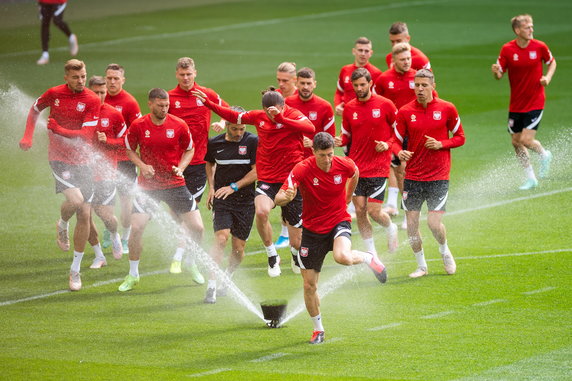 Euro 2020. Robert Lewandowski na treningu zaskoczony przez... wodę