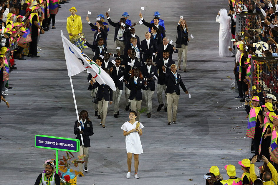 Rose Nathike Lokonyen z Sudanu Południowego wprowadza reprezentację uchodźców podczas ceremonii otwarcia igrzysk w Rio de Janeiro w 2016 r.