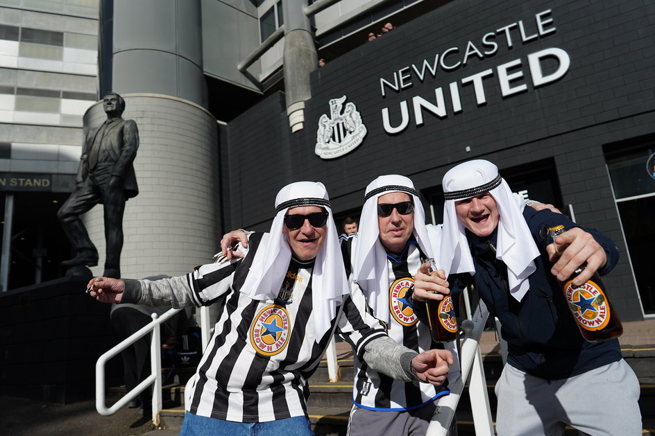 Fani Newcastle przed pierwszym meczem po przejęciu klubu przez arabskich szejków w październiku 2021 r.