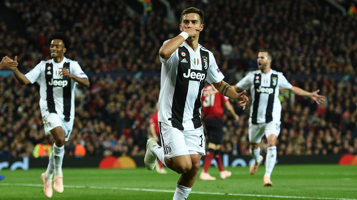 Paulo Dybala świetuje gola dla Juventusu w meczu z Manchesterem United