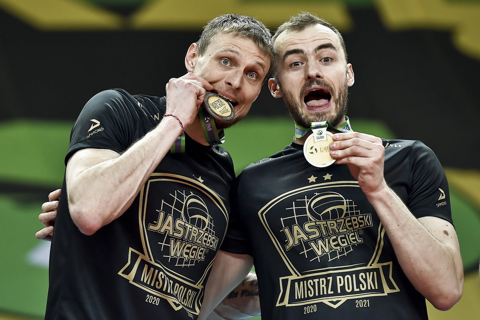 Jurij Gładyr (z lewej) i Jakub Bucki cieszą się z mistrzostwa Polski wywalczonego w zeszłym sezonie w barwach Jastrzębskiego Węgla. Dla Gładyra był to szósty medal mistrzostw Polski w karierze, w tym drugi złoty.