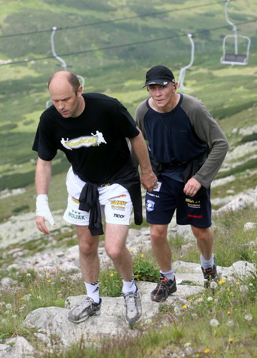 Rafał Jackiewicz (z tyłu) wraz z trenerem Fiodorem Łapinem podczas wejścia na Kasprowy Wierch