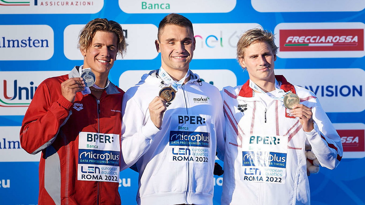 Medaliści ME na 100 m mot. Od lewej: Noe Ponti, Kristof Milak, Jakub Majerski.