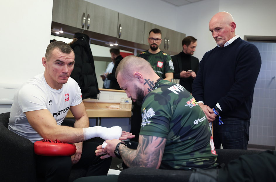 Piotr Wilczewski bandażuje dłonie Mateusza Masternaka przed walką w Bournemouth