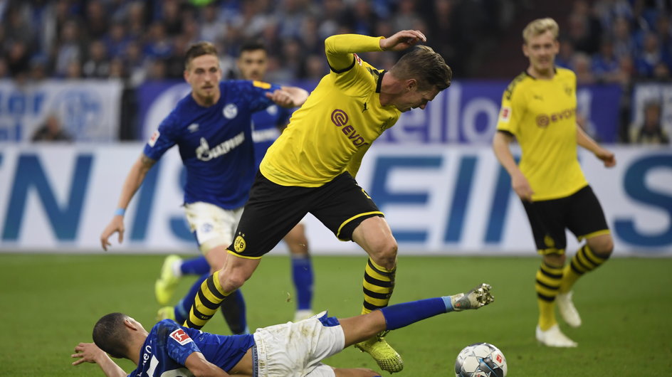 Łukasz Piszczek w meczu z Schalke Gelsenkirchen