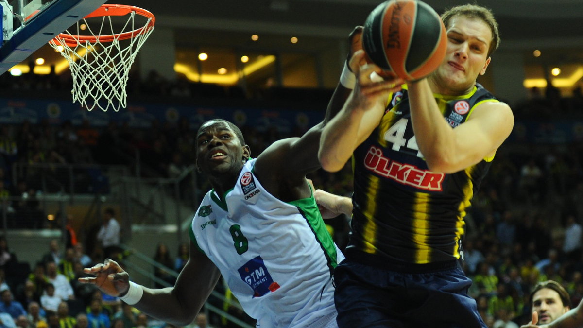 Bojan Bogdanović (Fenerbahce) w walce o piłkę z Mamem Jaitehem (Nanterre)