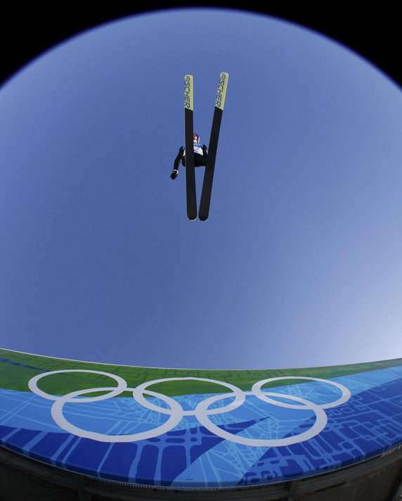 2010-02-19T195537Z_01_OLYKP029_RTRIDSP_3_OLYMPICS-SKI-JUMPING.jpg