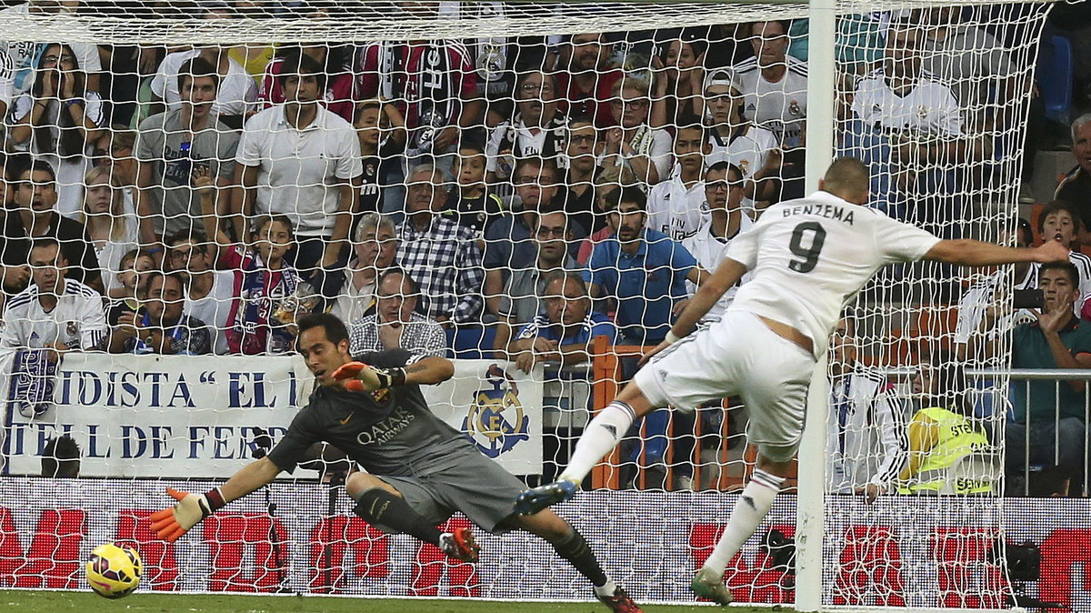 Claudio Bravo (z lewej) i Karim Benzema