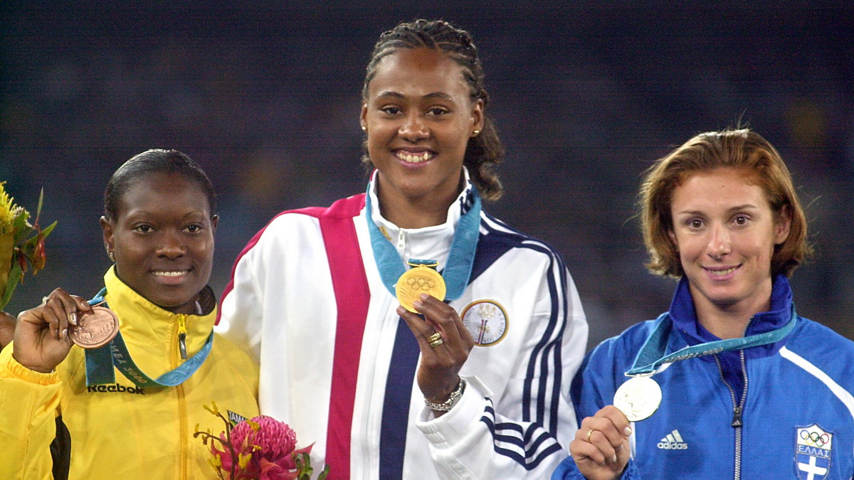Medalistki biegu na 100 metrów Igrzysk XXVII Olimpiady w Sydney. Od lewej Tanya Lawrence (Jamajka), Marion Jones (Stany Zjednoczone) i Ekaterini Thanou (Grecja)