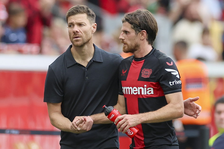 Trener Bayeru Leverkusen Xabi Alonso i Jonas Hofmann