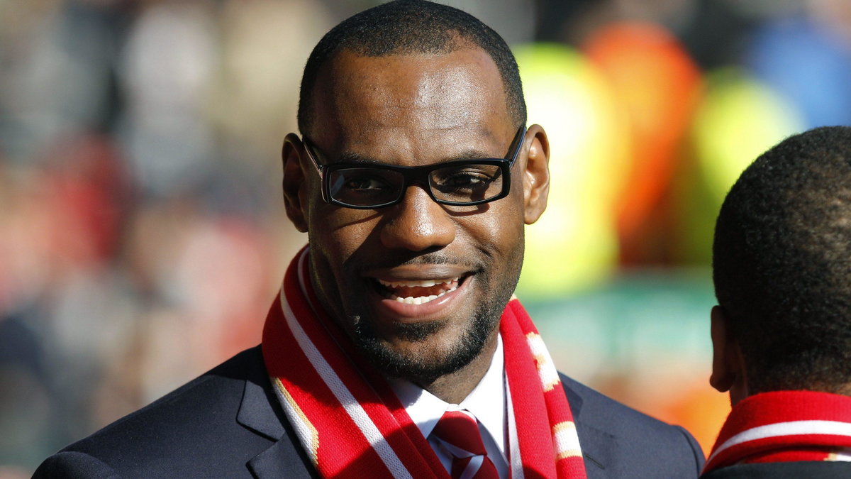 LeBron James z szalikiem Liverpoolu