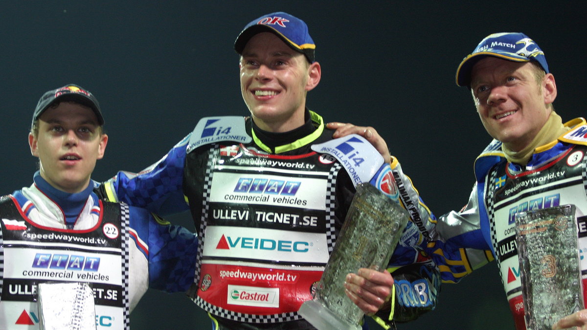 Bjarne Pedersen na najwyższym stopniu podium Grand Prix Europy we Wrocławiu (2004). Z lewej Jarosław Hampel, z prawej Tony Rickardsson
