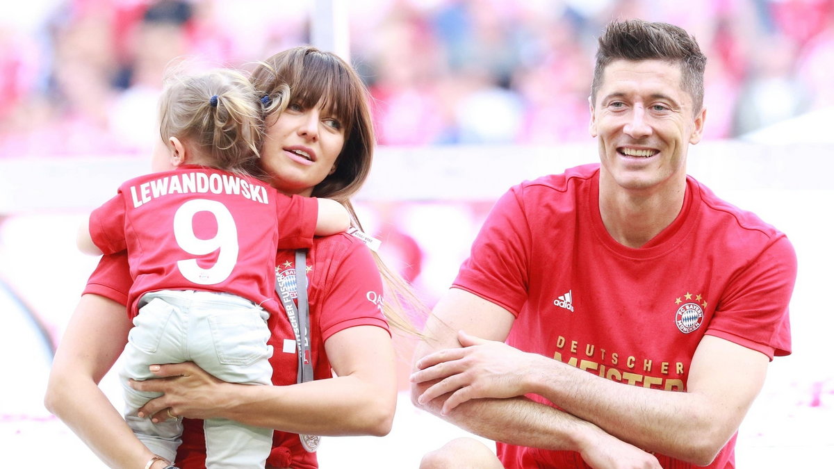 Robert Lewandowski z żoną Anną i córką Klarą