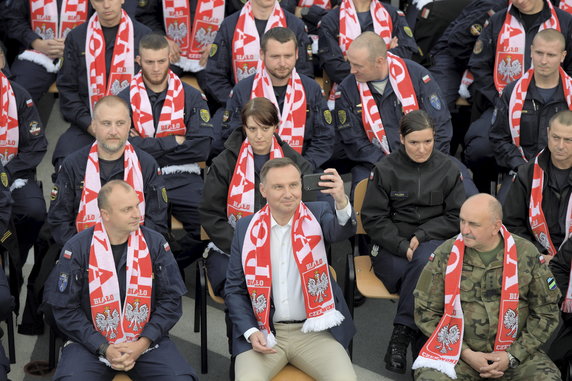 18624227 - GDYNIA PIŁKARSKIE MŚ2018 PREZYDENT DUDA KIBICUJE POLAKOM (Prezydent Andrzej Duda Paweł Werner Jarosław Mika)