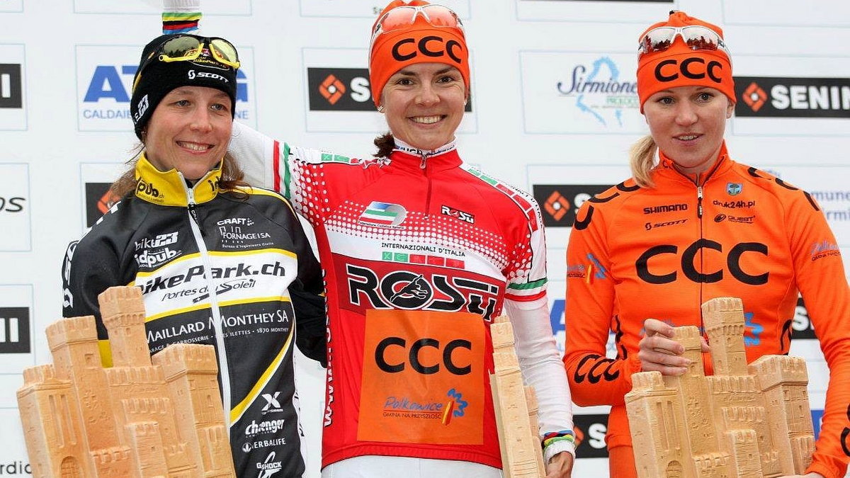 Maja Włoszczowska (w środku) i Anna Szafraniec (z lewej) na podium Trofeo Senini