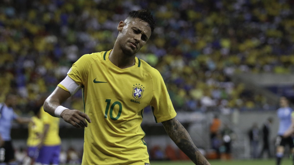 Neymar Jr disputa lance no jogo Brasil X Uruguai na Arena Pernambuco