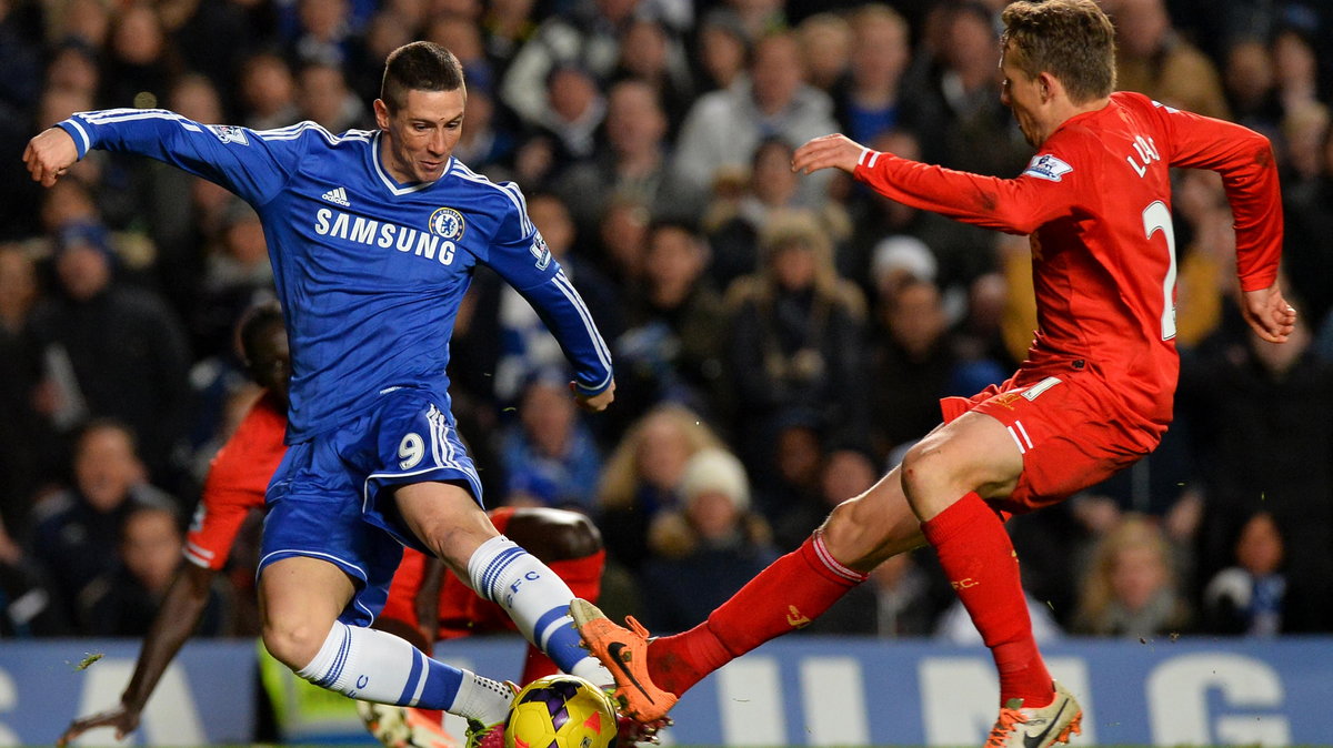 Fernando Torres (Chelsea) z lewej w walce z Lucasem Leivą