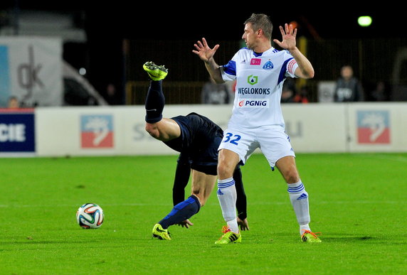 PIŁKA NOŻNA LIGA POLSKA POGOŃ SZCZECIN RUCH CHORZÓW (Marcin Robak Marcin Malinowski)