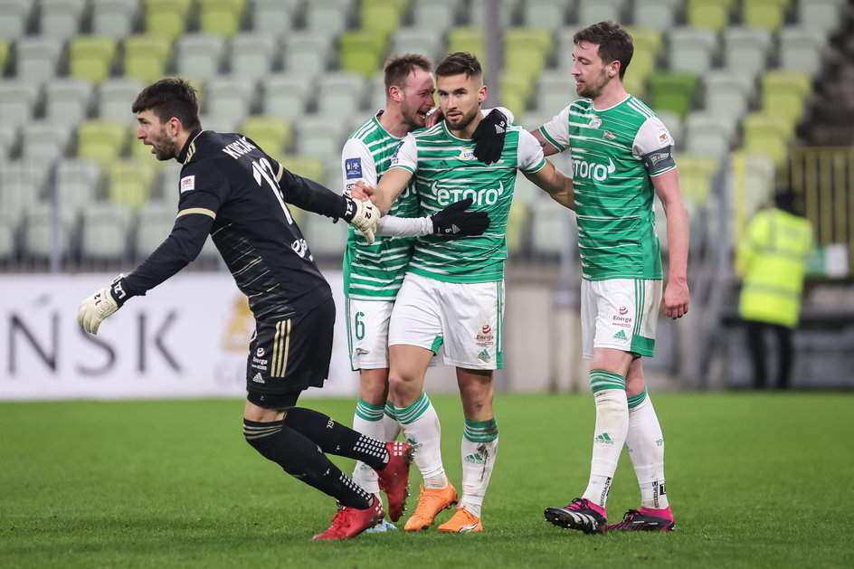 Radość piłkarzy Lechii Gdańsk w meczu z Miedzią Legnica (4:0)