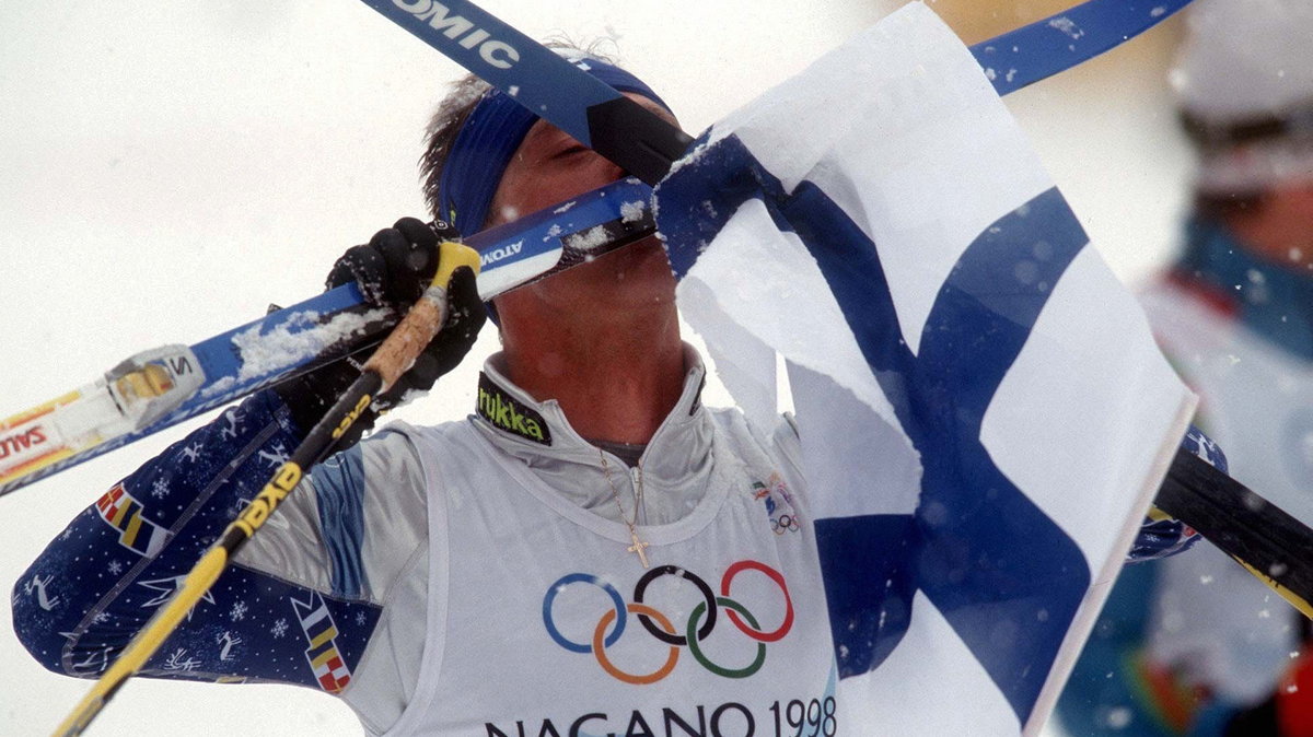 Mika Myllylä po zdobyciu złotego medalu podczas igrzysk olimpijskich w Nagano 