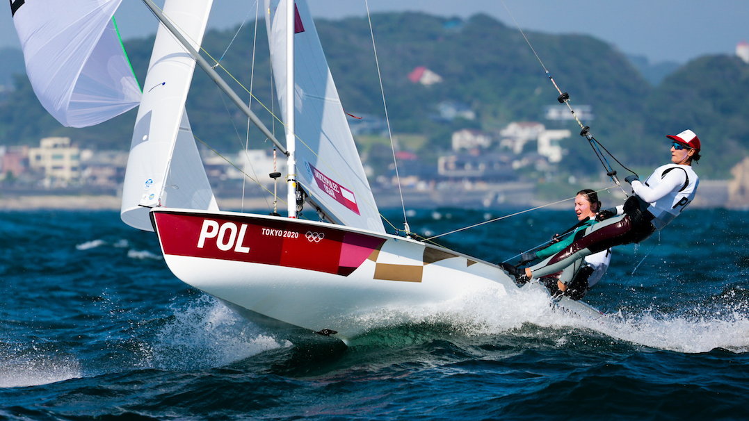 Agnieszka Skrzypulec (z tyłu) i Jolanta Ogar (z przodu) na jachcie klasy 470 (Fot. Sailing Energy / World Sailing)