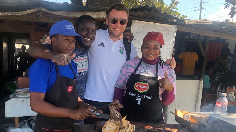 Sławomir Cisakowski podczas degustacji lokalnego jedzenia w Zambii
