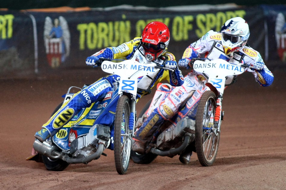 Tomasz Gollob (kask czerwony) i Jason Crump (kask biały) stoczyli w Grand Prix wiele fascynujących pojedynków