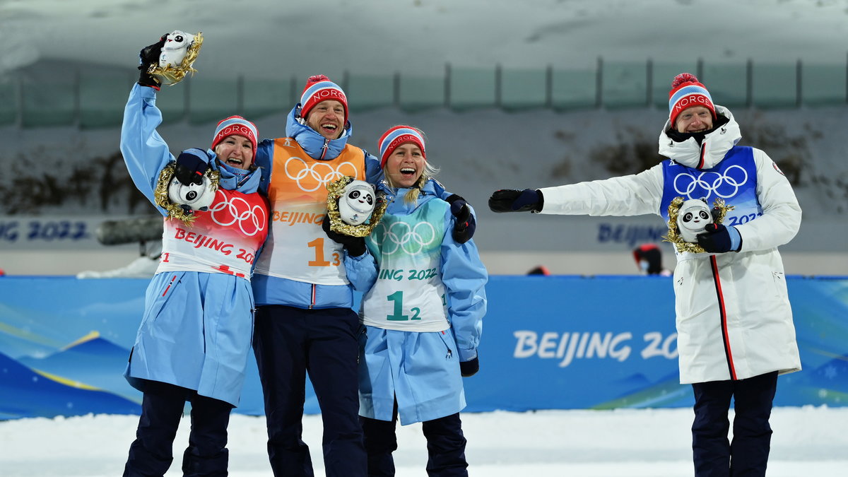 Reprezentacja Norwegii po zdobyciu złotego medalu sztafecie mieszanej biathlonistów