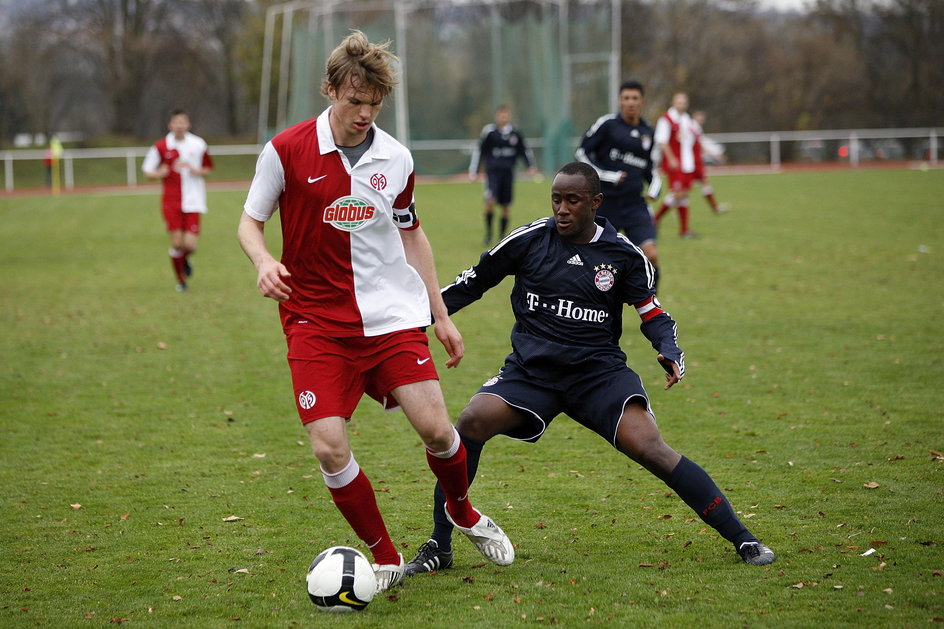 Yannick Sambea Kakoko (z prawej) występował w młodzieżowych drużynach Bayernu Monachium. (FSV Mainz 05 - Bayern Monachium, 15.11.2008 r.).