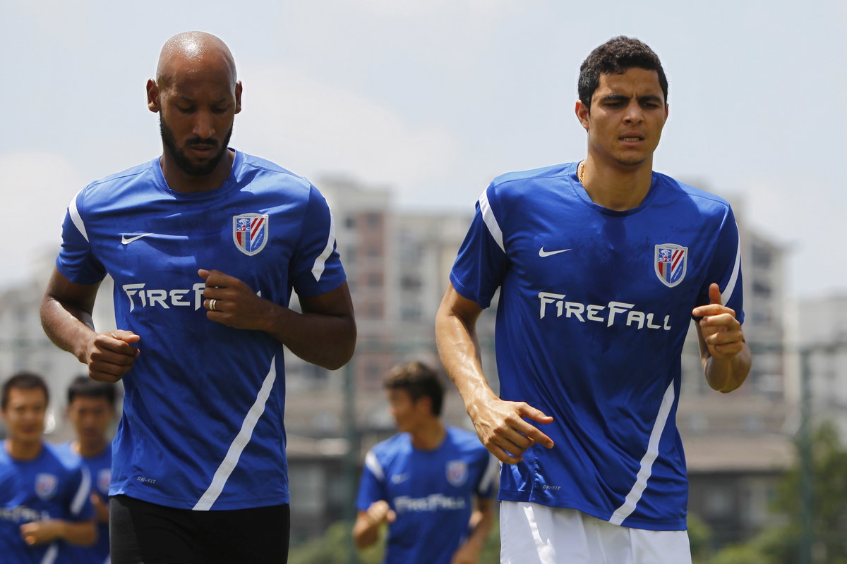 Nicolas Anelka (L)