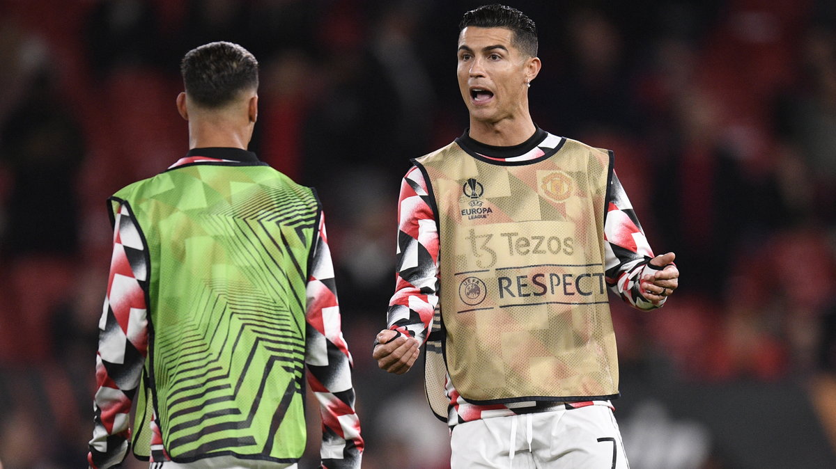 Cristiano Ronaldo rozmawiający na rozgrzewce z Brazylijczykiem Antonym