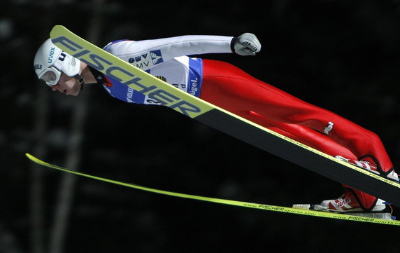 2010-02-03T175015Z_01_VIE55_RTRIDSP_3_SKIJUMPING-GERMANY.jpg