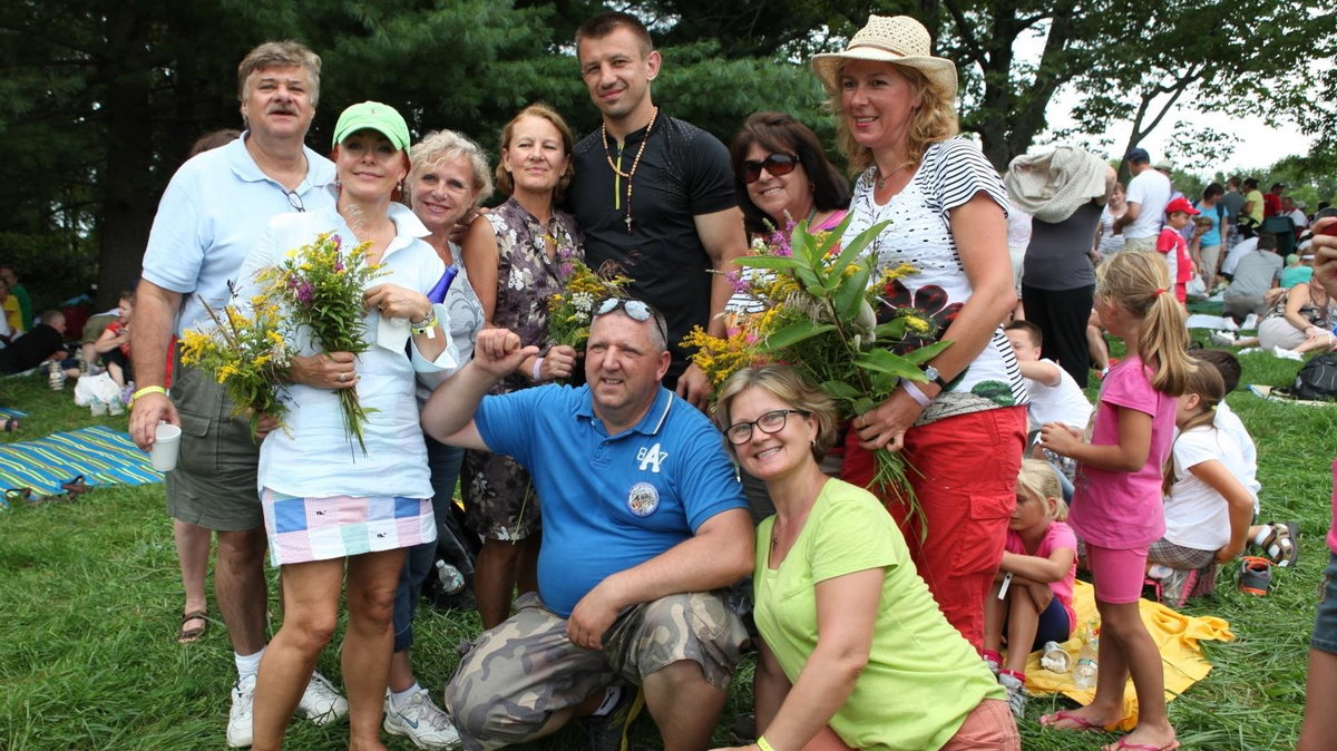 Tomasz Adamek wśród innych pielgrzymów 