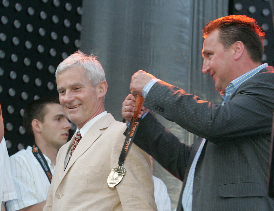Czesław Michniewicz (P) z mistrzowskim medalem otrzymanym od prezesa PZPN, Michała Listkiewicza (L)