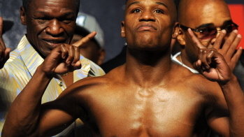 Floyd Mayweather (L)