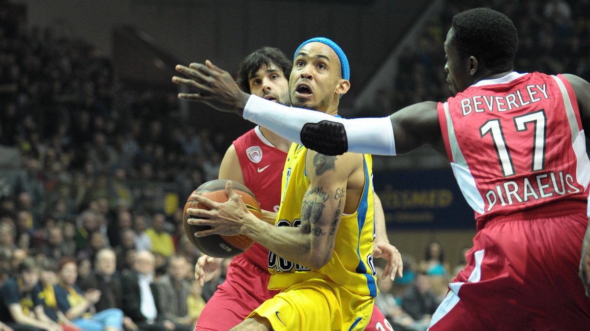 David Logan kontra Patrick Beverley z Olympiakosu Pireus