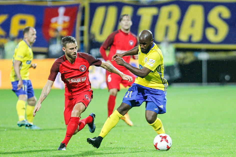 Yannick Sambea Kakoko (z prawej). (Arka Gdynia 3:2 FC Midtjylland, 27.07.2017 r.).