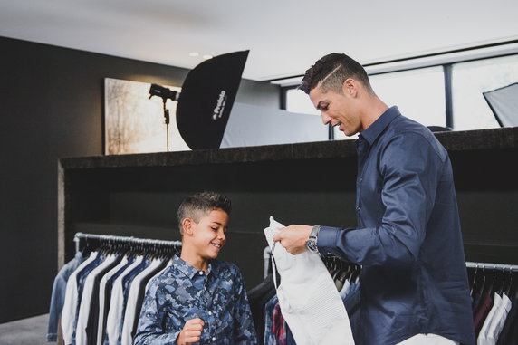 Cristiano Ronaldo z synem na planie sesji zdjęciowej