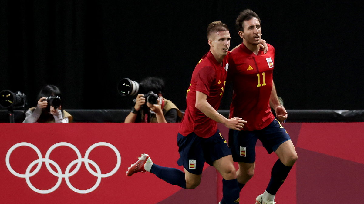 Mikel Oyarzabal i Dani Olmo cieszą się z gola dla Hiszpanii