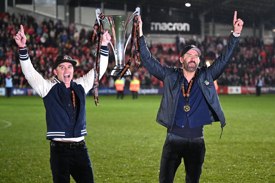 Rob McElhenney (z lewej) i Ryan Reynolds świętujący awans Wrexham do League Two