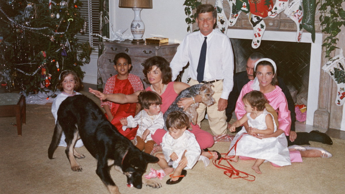 1962 r. święta Bożego Narodzenia w Białym Domu. Anthony Radziwiłł na pierwszym planie, z tyłu prezydent John F. Kennedy